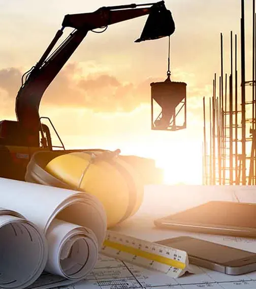 Canteiro de obras ao pôr do sol com projetos e equipamentos de construção civil