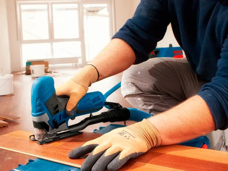 Profissional usando serra tico-tico — manutenção de ferramentas