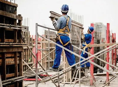 Obra com andaimes e betoneira — equipamentos da Master Locadora
